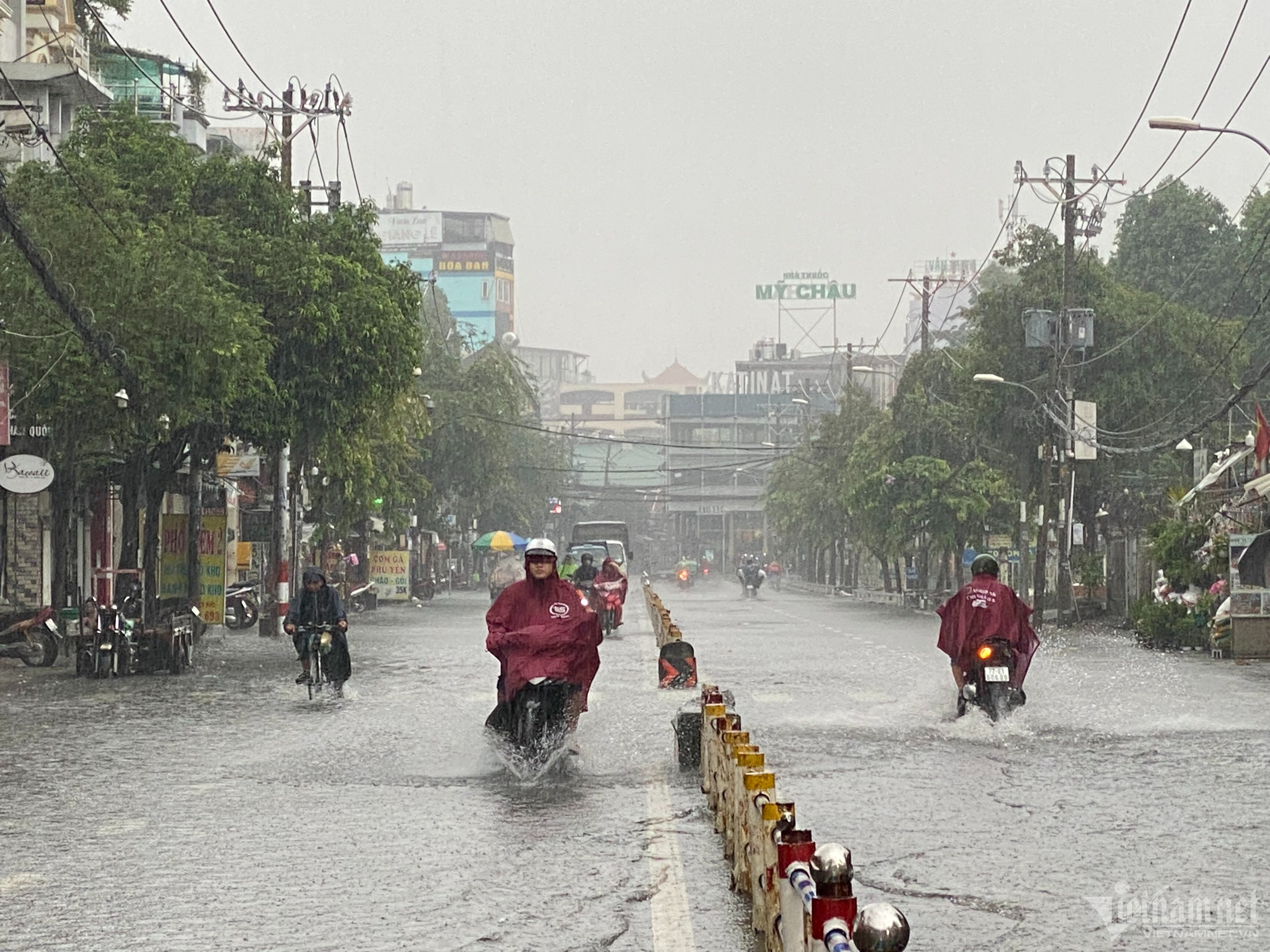 Mưa lớn gây ảnh hưởng trầm trọng - Dự báo thời tiết Bắc Bộ tiếp tục mưa dữ dội từ chiều tối nay